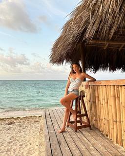 Xenia Tchoumitcheva feet photo thumbnail