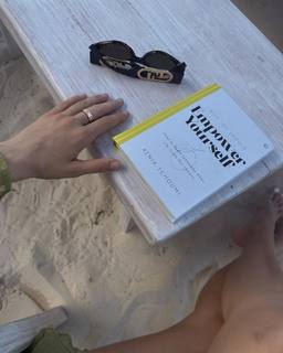 Xenia Tchoumitcheva feet photo thumbnail