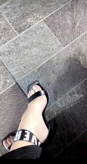 Xenia Tchoumitcheva feet photo thumbnail