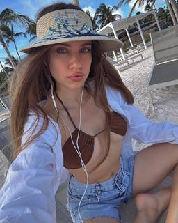 Xenia Tchoumitcheva feet photo thumbnail
