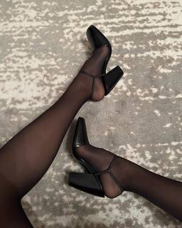 Xenia Tchoumitcheva feet photo thumbnail