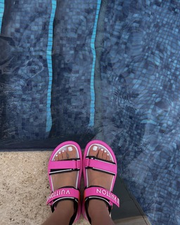Xenia Tchoumitcheva feet photo thumbnail