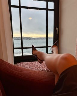 Xenia Tchoumitcheva feet photo thumbnail