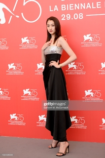 Xiaotong Guan feet photo 5