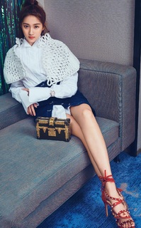 Xiaotong Guan feet photo 3