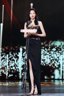 Xiaotong Guan feet photo 9