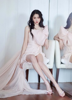 Xiaotong Guan feet photo 5