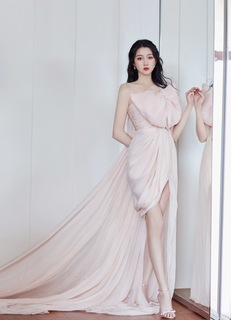 Xiaotong Guan feet photo 3