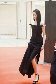 Xiaotong Guan feet photo 1