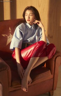 Xiaotong Guan feet photo 2