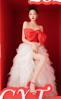 Xiaotong Guan feet photo 13