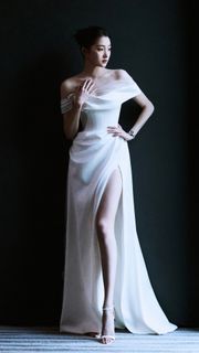 Xiaotong Guan feet photo 1