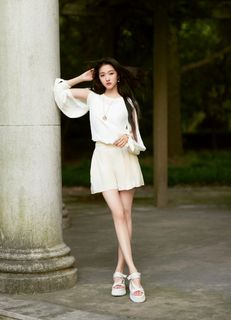 Xiaotong Guan feet photo 3