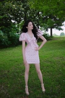 Xiaotong Guan feet photo 8