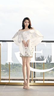 Xiaotong Guan feet photo 12
