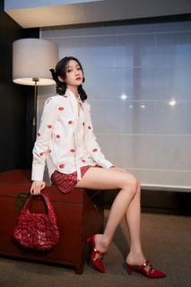 Xiaotong Guan feet photo 6