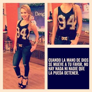 Ximena Córdoba feet photo thumbnail