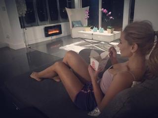 Ximena Córdoba feet photo thumbnail