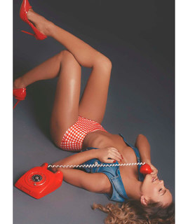 Ximena Córdoba feet photo thumbnail