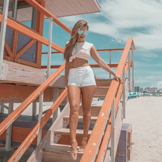 Ximena Córdoba feet photo thumbnail