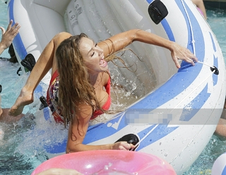 Ximena Córdoba feet photo thumbnail