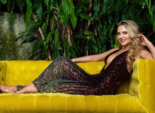 Ximena Córdoba feet photo thumbnail