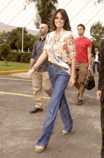 Ximena Navarrete feet photo thumbnail