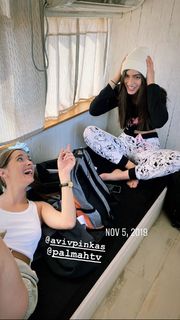 Yael Shelbia feet photo thumbnail