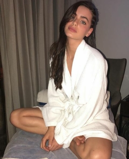 Yael Shelbia feet photo thumbnail