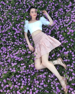 Yael Shelbia feet photo thumbnail