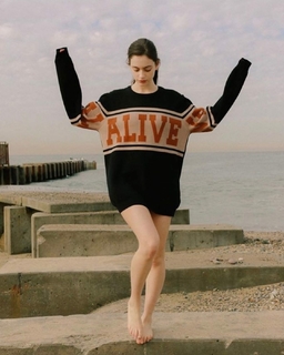 Yael Shelbia feet photo thumbnail