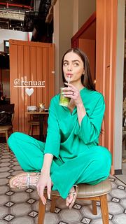 Yael Shelbia feet photo thumbnail