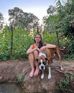 Yael Shelbia feet photo thumbnail