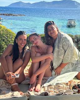 Yael Shelbia feet photo thumbnail