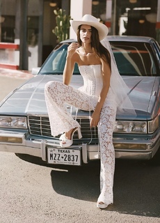 Yael Shelbia feet photo thumbnail