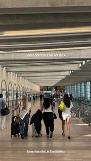 Yael Shelbia feet photo thumbnail