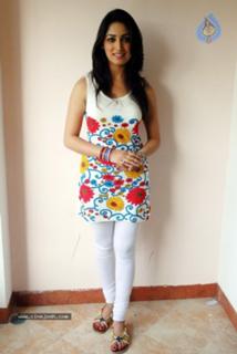 Yami Gautam feet photo thumbnail