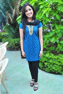 Yami Gautam feet photo thumbnail