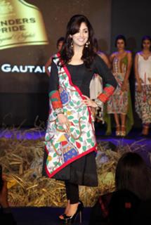 Yami Gautam feet photo thumbnail