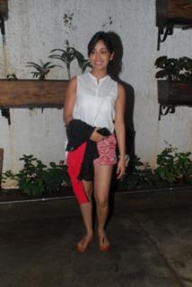 Yami Gautam feet photo thumbnail