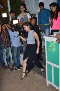 Yami Gautam feet photo thumbnail