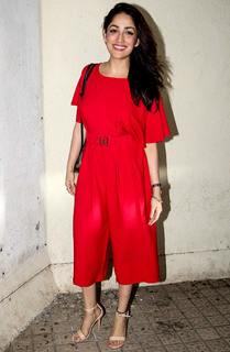 Yami Gautam feet photo thumbnail
