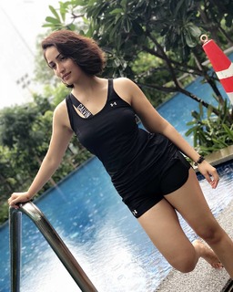 Yami Gautam feet photo thumbnail