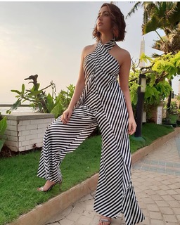 Yami Gautam feet photo thumbnail