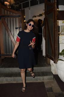 Yami Gautam feet photo thumbnail