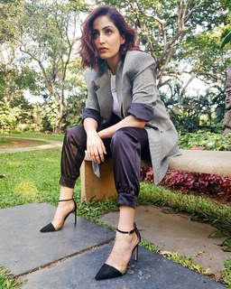 Yami Gautam feet photo thumbnail