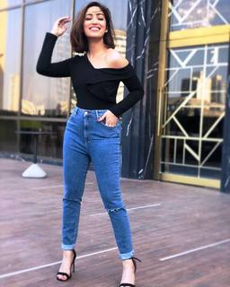 Yami Gautam feet photo thumbnail