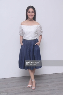 Yami Gautam feet photo thumbnail
