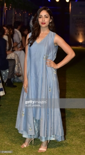 Yami Gautam feet photo thumbnail