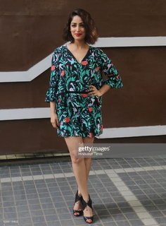 Yami Gautam feet photo thumbnail